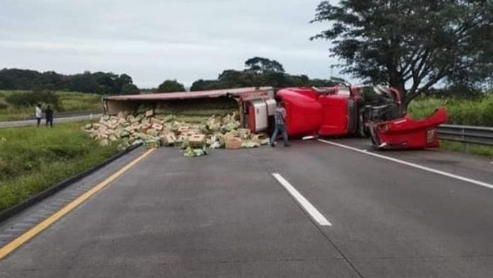 Vuelca tráiler cargado con platanos sobre la autopista Córdoba-Veracruz