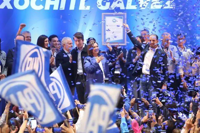 PAN entrega constancia a Xóchitl Gálvez como candidata a la presidencia