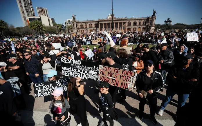 Ciudadanos y activistas en Monterrey exigen cierre de refinería de Pemex