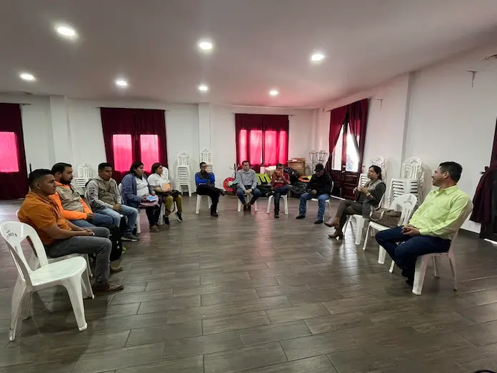 Reunión en cabildo de Catemaco para tratar temas de mantenimiento de áreas públicas