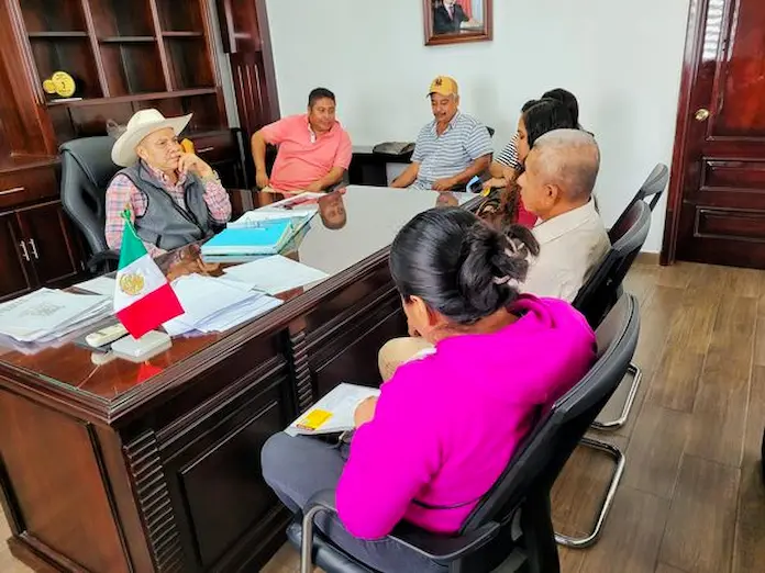 Alcalde de Catemaco brinda atención ciudadana