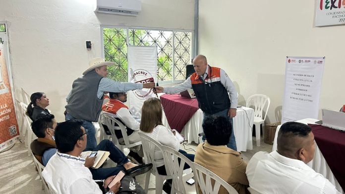 Asiste alcalde de Catemaco a reunión de trabajo para coordinar estrategias de protección contra riesgos sanitartios