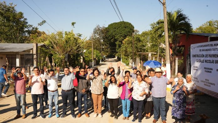Con pavimentación de la calle Nicolás Bravo el Gobierno Municipal contribuye al desarrollo urbano en Sihuapan.