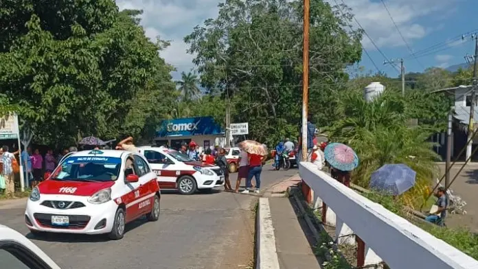Bloquean entrada a Villa Comoapan ante problemas del suministro de agua potable