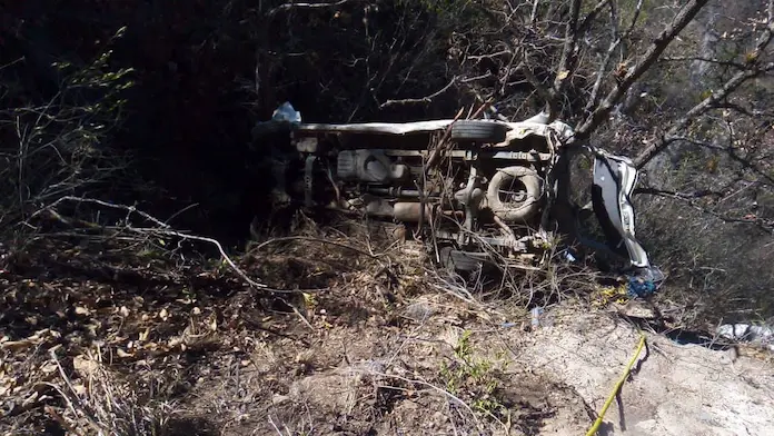 Viernes trágico en la carretera a Ixtlán de Juárez; volcadura deja cuatro muertos