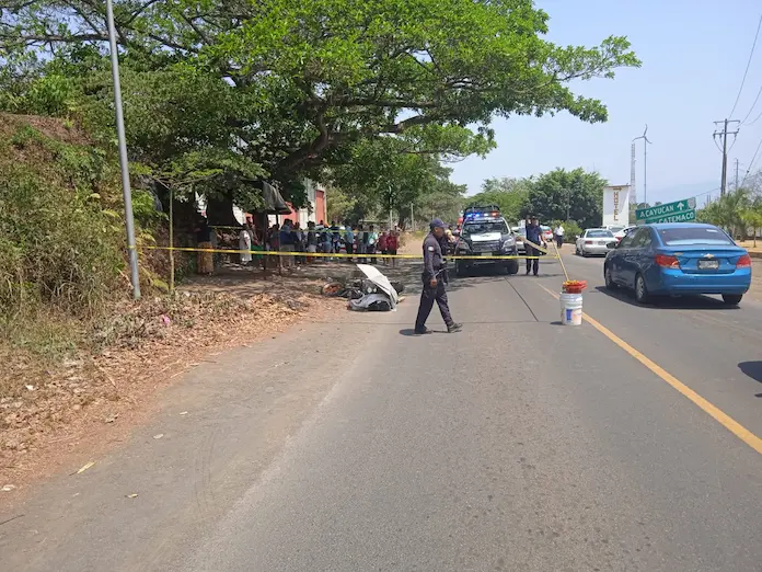Mujer pierde la vida al ser impactada por motociclista sobre la carretera 180 en Catemaco
