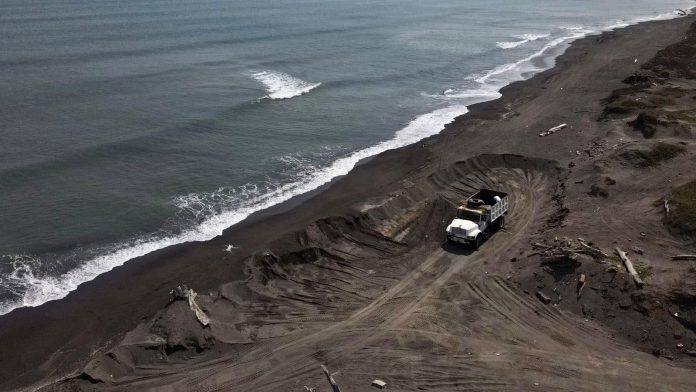 Denuncian saqueo de arena en playa de Alvarado