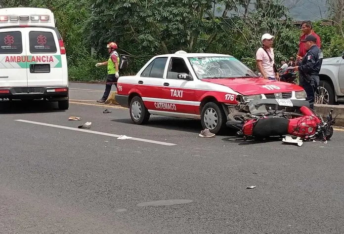 Accidente entre taxi y motocicleta deja tres lesionados, entre San Andrés y Catemaco