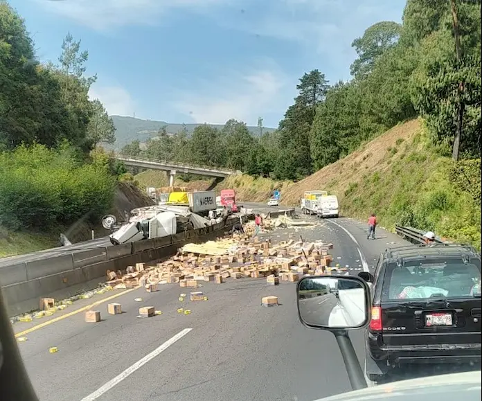 Vuelca tráiler con cargamento de suero oral en el libramiento de #Xalapa – #Perote, a la altura de Las Vigas