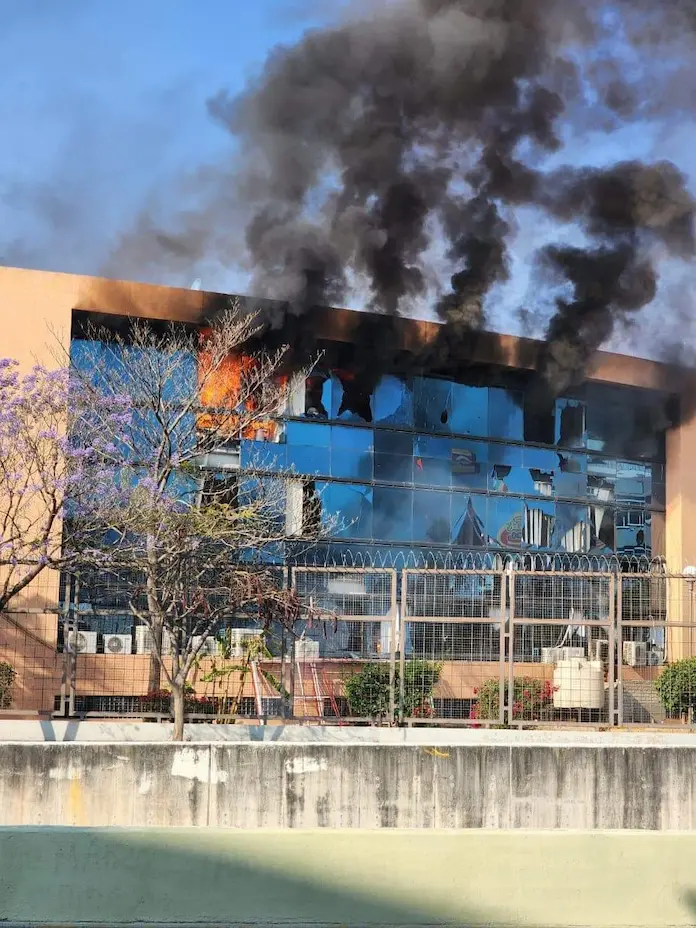 Normalistas lanzan petardos e incendian vehículos en el Palacio de Gobierno en Chilpancingo