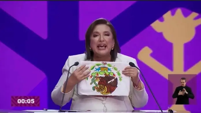 Xóchitl Gálvez explica tras críticas, por que mostró la bandera al revés en el debate