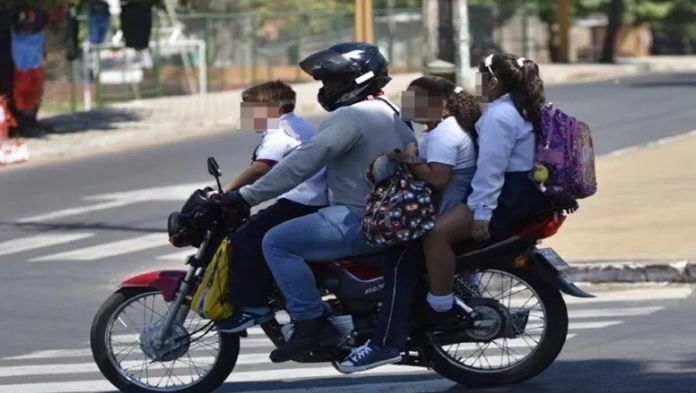 Diputados aprueban reforma que prohíbe a menores de 12 años viajar en moto