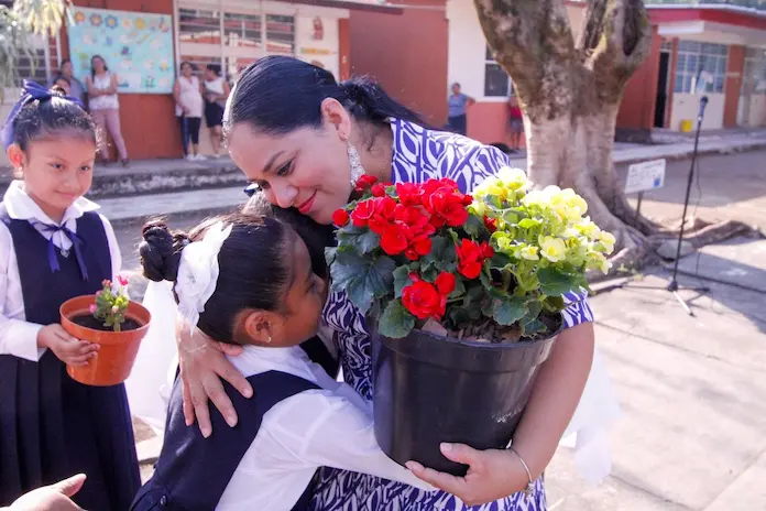 Alcaldesa de Santiago Tuxtla acude al Lábaro Patrio en Primaria de la localidad de Sinapan
