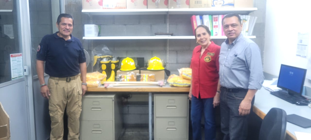Voluntariado de Los Tuxtlas Pro H. Cuerpo de Bomberos A.C.  recibe donación de equipo
