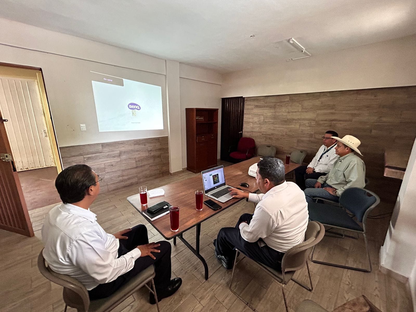 Se reunió alcalde de Catemaco y personal de CFE