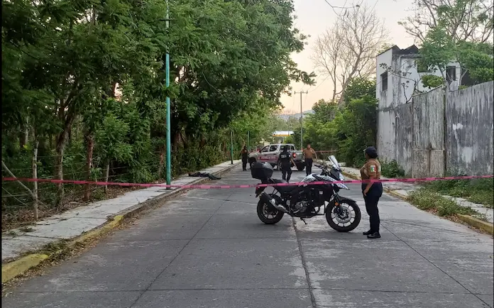 Hombre pierde la vida en calles de Santiago Tuxtla