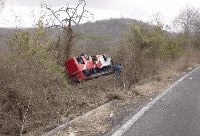Aparatosa volcadura de autobús turístico en Actopan