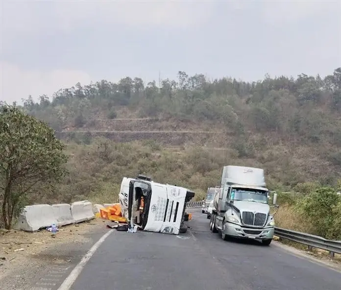 Saquean cajas con pollos tras volcadura de tráiler en Cumbres de Maltrata