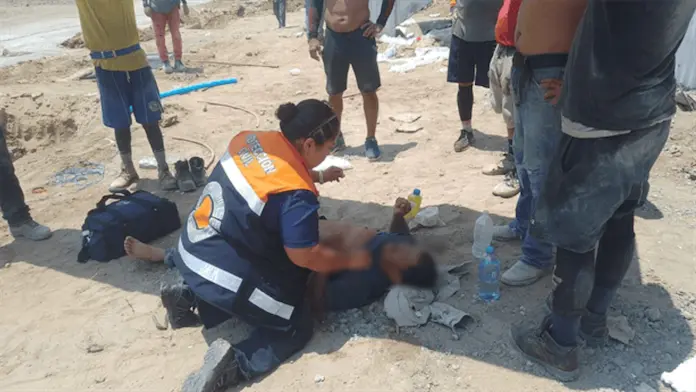 Albañil sufre caída de 7 metros de altura en Medellín de Bravo