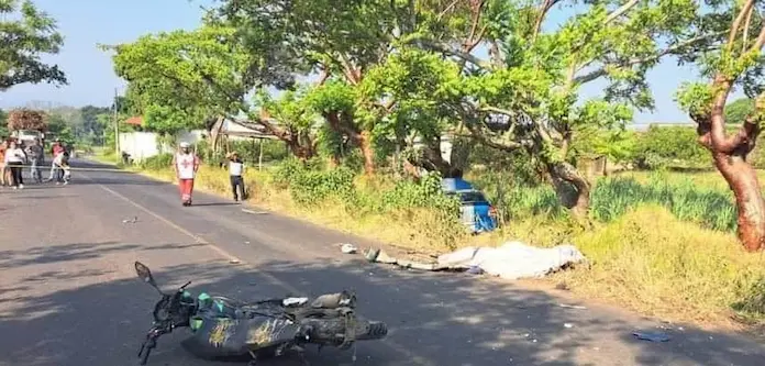 Motociclista muere tras ser embestido en Tuzamapan