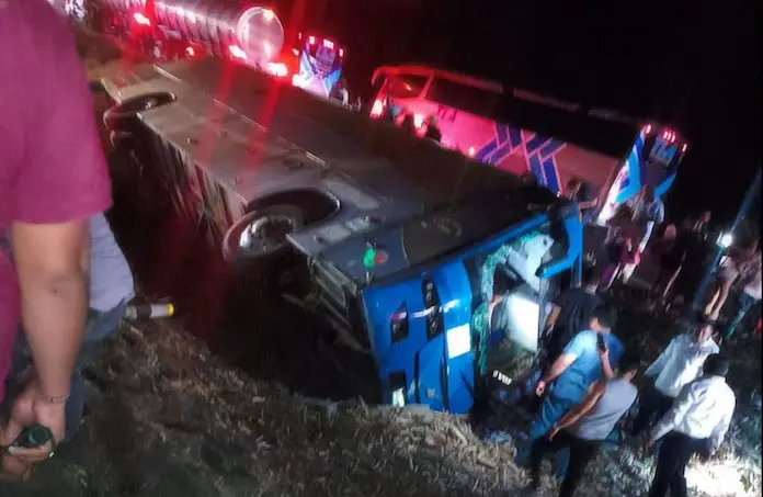 Autobús con simpatizantes de Sheinbaum procedentes del sur de Veracruz sufren volcadura en la Tinaja-Cosoleacaque