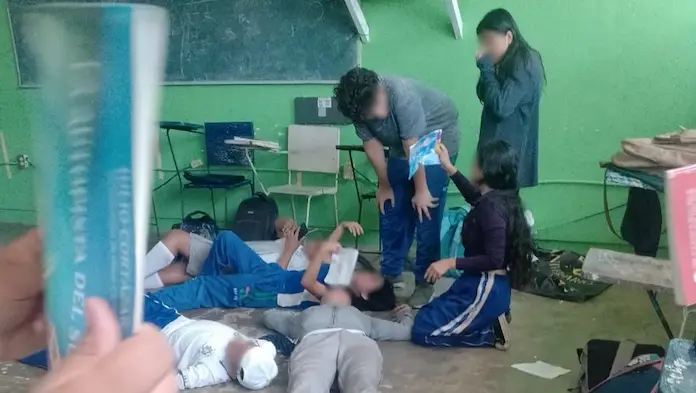 Por encerrar a alumnos en salón sin ventilación maestro en Coatza es separado de su cargo