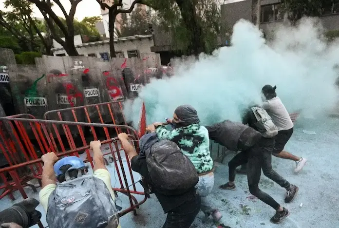 Protesta frente a la embajada de Israel en la capital mexicana deja seis policías heridos