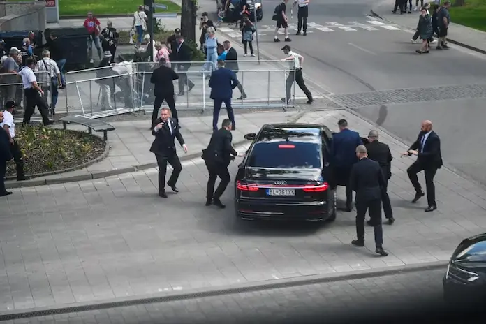 Balean al primer ministro de Eslovaquia tras salir de reunión de gabinete