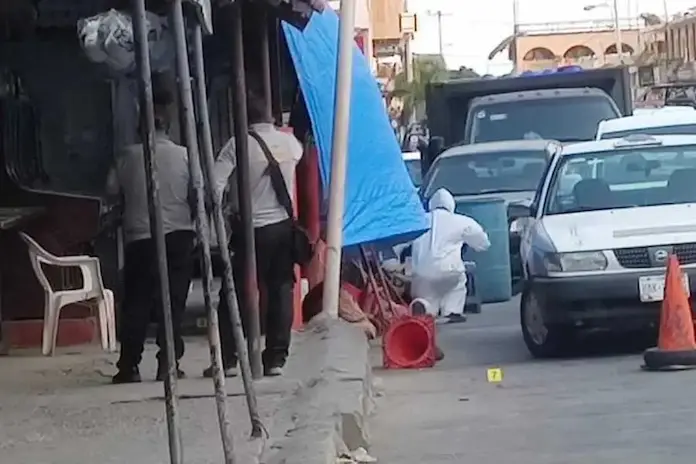 Ataque armado deja cinco personas sin vida en mercado de artesanías de Acapulco
