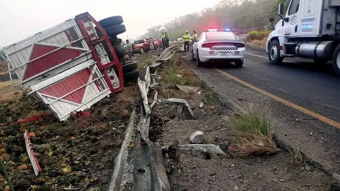 Rapiñan piñas tras volcadura de camión en Cotaxtla