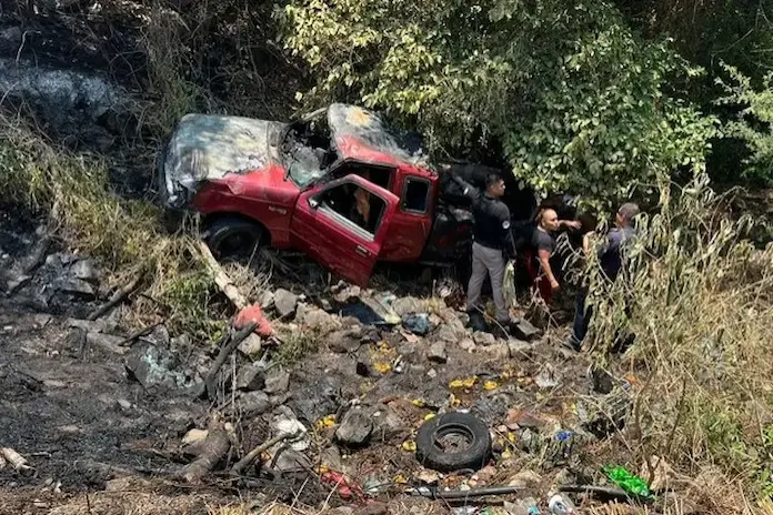 Trágico accidente deja tres personas calcinadas