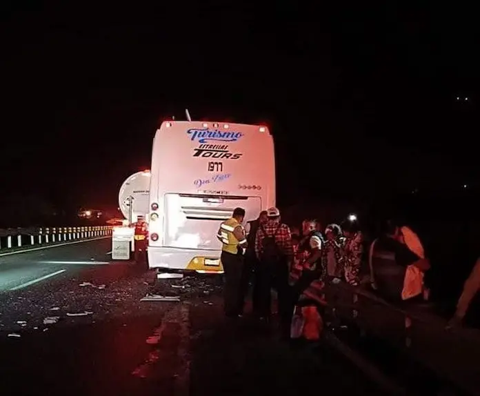 Autobús se impacta con tráiler en Maltrata