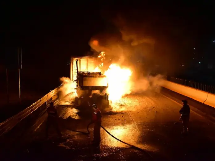 Tráiler es consumido por el fuego a la altura de la caseta de cobro de Acayucan