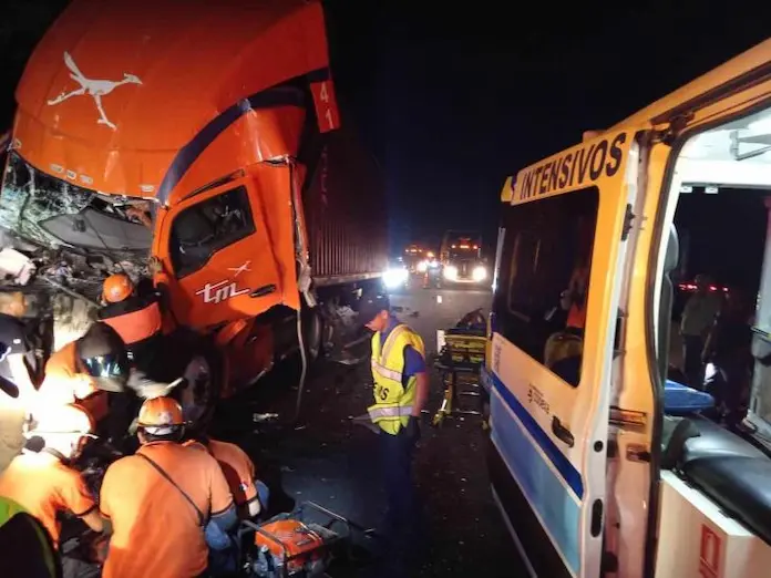Conductor de tráiler queda prensado en aparatoso accidente en libramiento Xalapa-Miradores