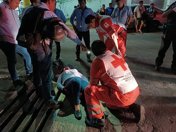 Mujer sufre caída al salir de su trabajo en San Andrés Tuxtla