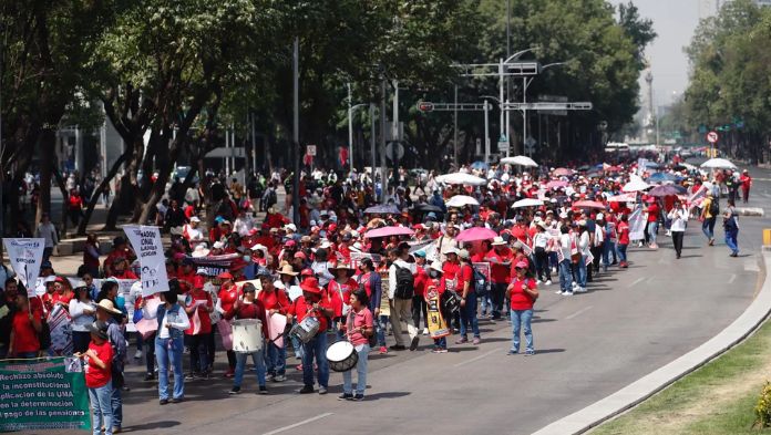 CNTE inicia paro general y califica de “burla” el aumento salarial