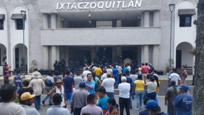 Queman vehículos y vandalizan palacio de Ixtac en protesta por agua