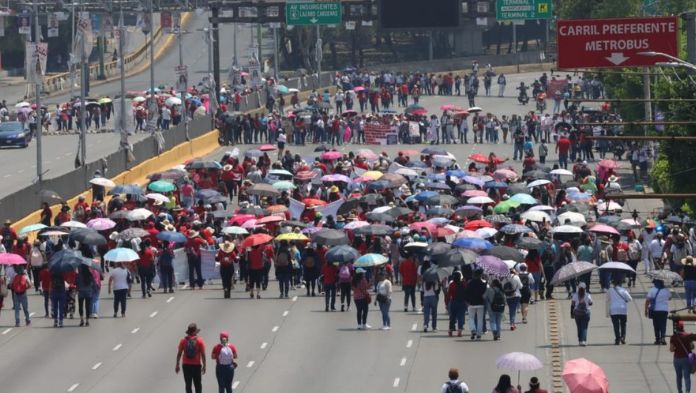 CNTE vuelve a desquiciar la CDMX; se manifiestan en el AICM y bloquean avenidas
