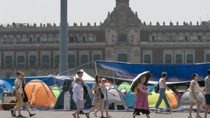 La CNTE afirma que el gobierno le pidió facilitar el cierre de campaña de Sheinbaum, pero decidieron mantener su plantón: “El Zócalo es de todos”