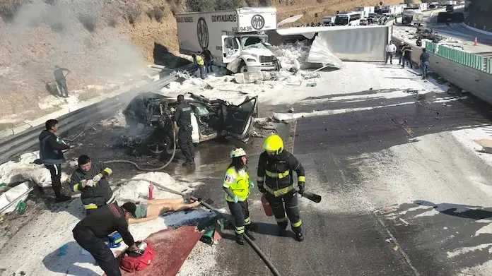 VIDEO | Tráiler cargado con toneladas de azúcar impacta automóviles; hay un muerto y seis heridos