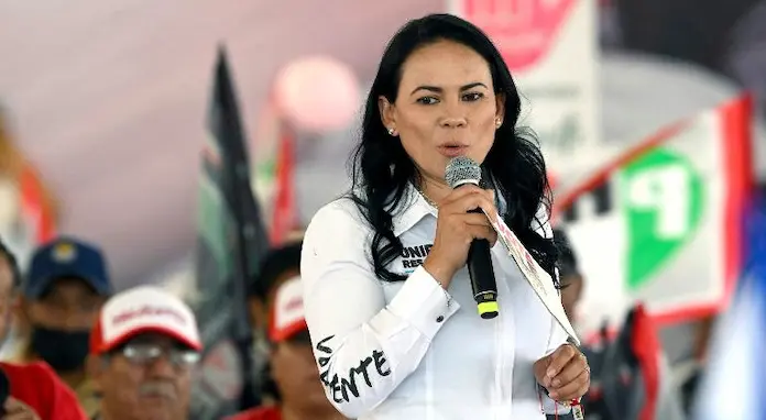Alejandra del Moral renuncia al PRI