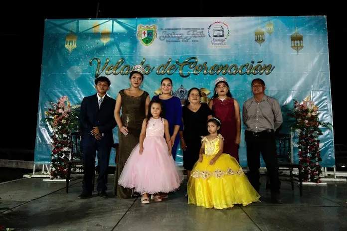 Asiste alcaldesa de Santiago a la coronación de la reina de las fiestas de Arroyo San Isidro