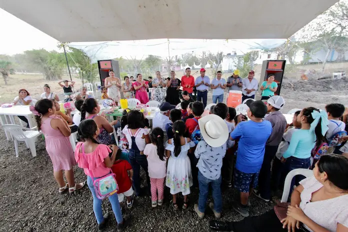 Alcaldesa de Santiago Tuxtla reconoce la gran labor de maestras y maestros