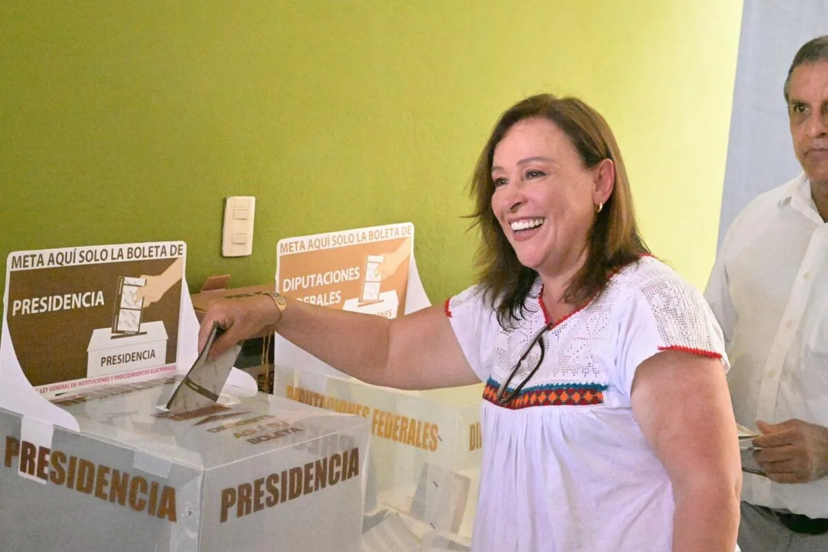 Rocío Nahle acude a emitir su voto en Coatzacoalcos: «que haga fila en el sol», le gritan