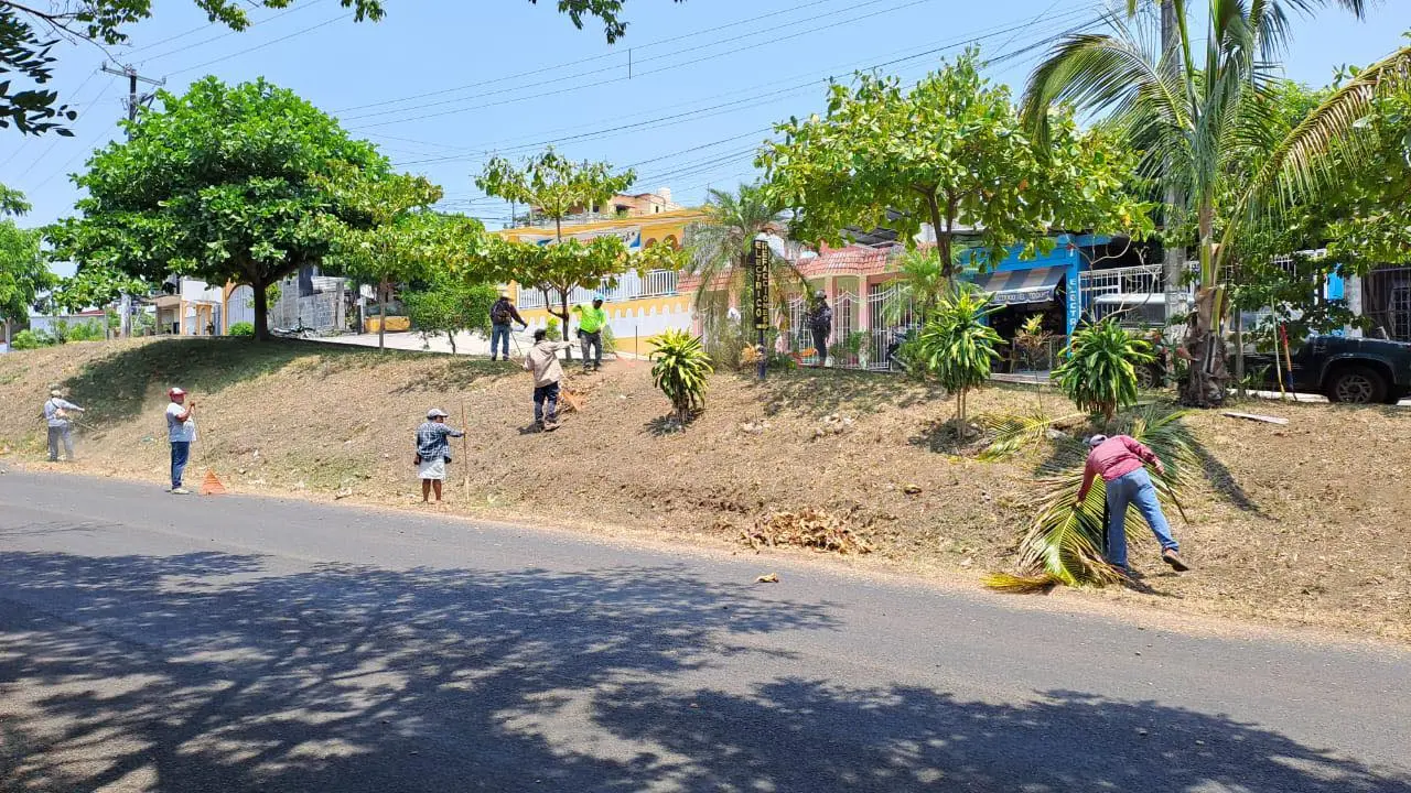 Realizan en Catemaco mantenimiento de espacios públicos 