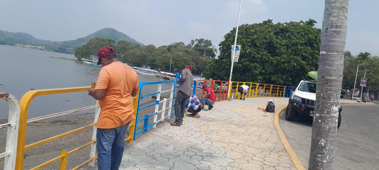 Mantenimiento en el Paseo del Malecón y el Parque Temático del DIF en Catemaco