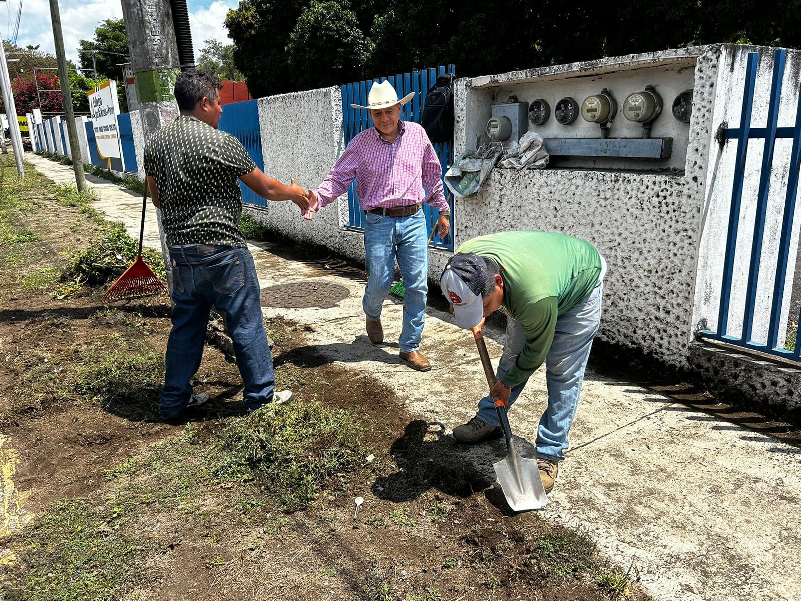 Alcalde de Catemaco agradece labor de encargados de Parques y Jardines