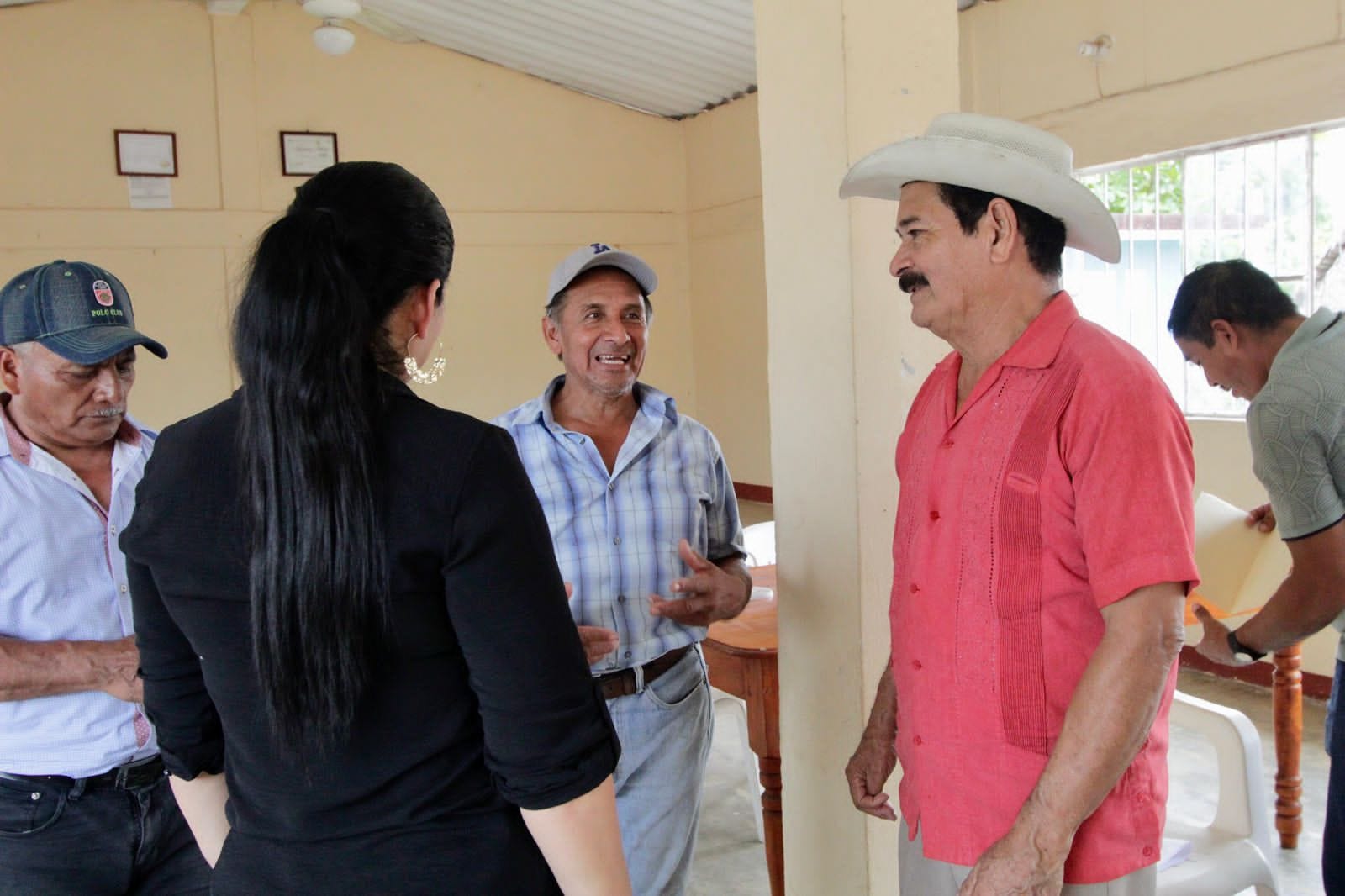 Alcaldesa de Santiago Tuxtla, Profesora Kristel Hernández Topete sigue recorriendo las comunidades