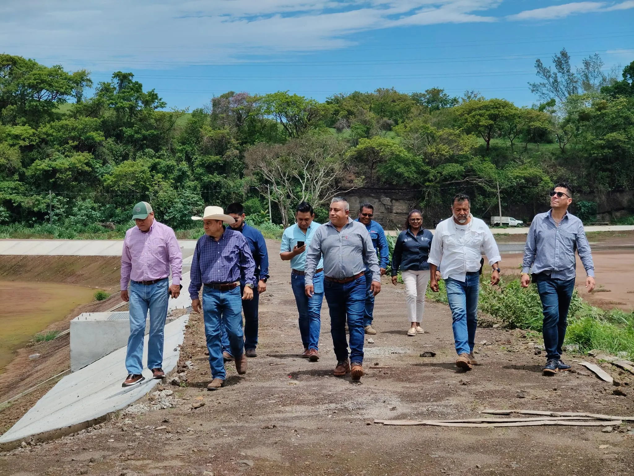 Alcalde de Catemaco visita obra de la planta de tratamiento de la Comisión del Agua