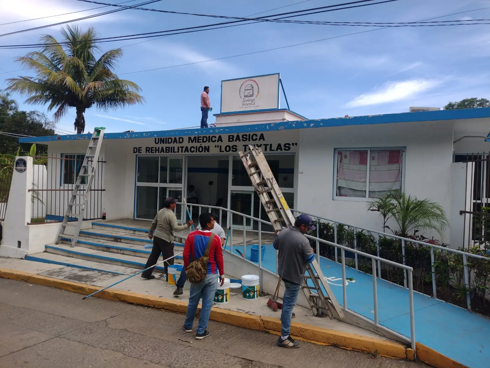 Dan mantenimiento de la Unidad Básica de Rehabilitación «Los Tuxtlas» en Santiago Tuxtla